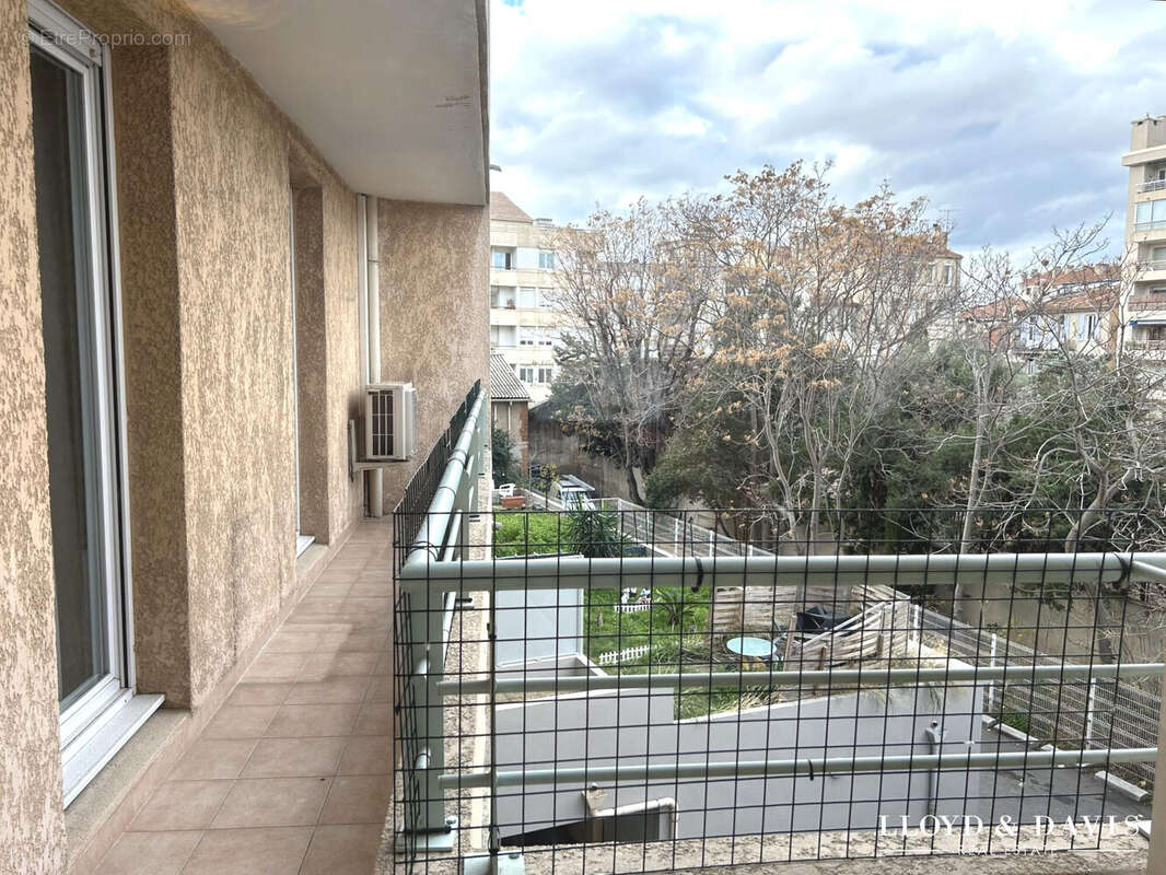 BALCON SUR COUR - Appartement à MARSEILLE-5E