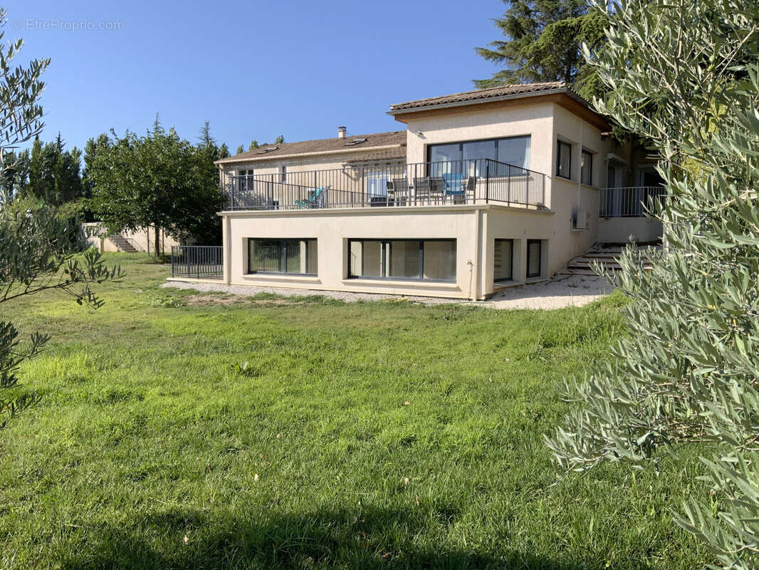 Propriété de 380 m2 avec vue panoramique sur les montagnes. - photo 2