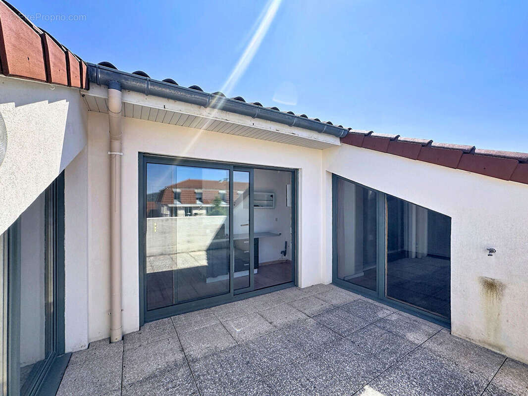 Grand t2 - dernier etage - terrasse - garage - cave - photo 3