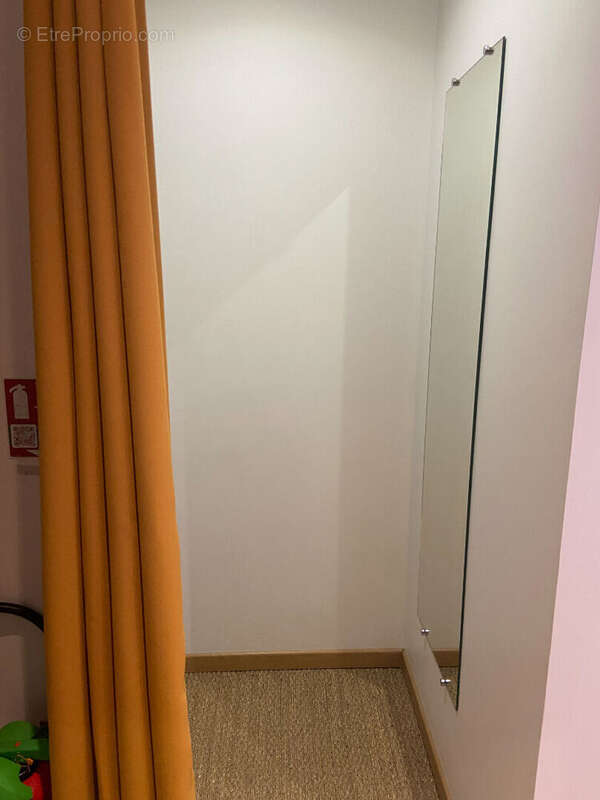 Très belle affaire pour cette boutique de vêtement en centre ville Vendôme.. - photo 9