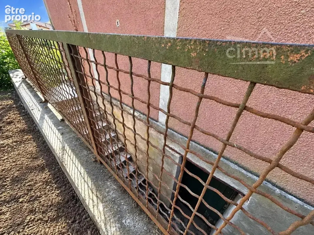 Le Péage de Roussillon - Terrain de 399m2 avec une maison à entièrement restaurer de 46m2 avec un garage. - photo 4