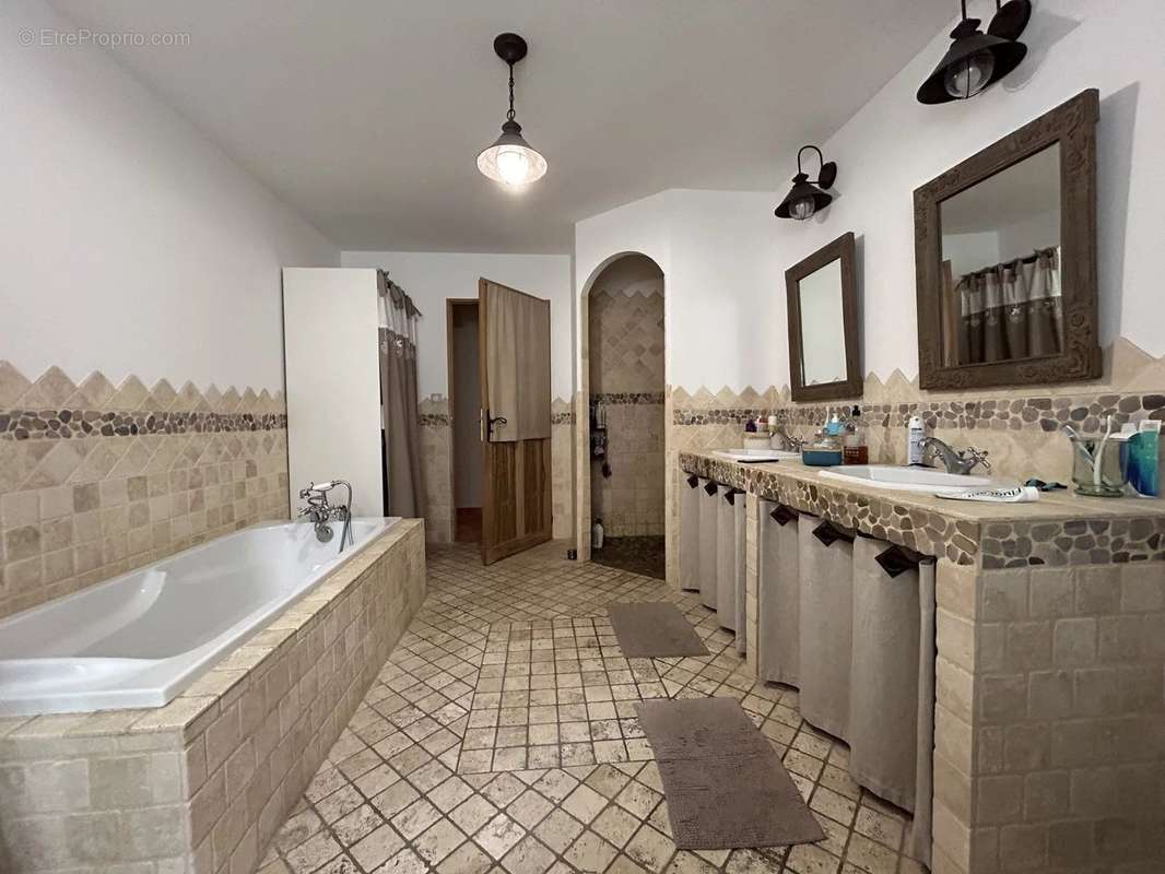 Maison à VILLENEUVE-LA-COMTESSE