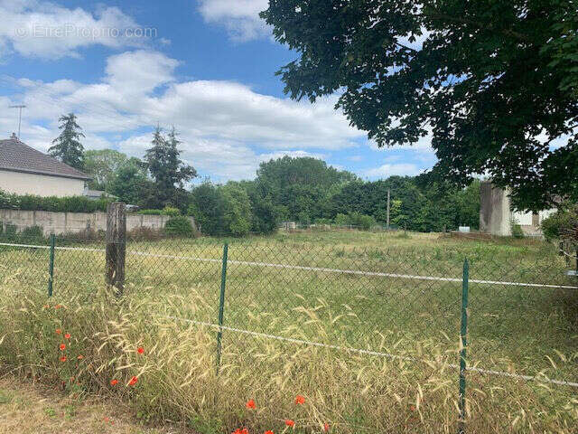 Terrain à ANGLUZELLES-ET-COURCELLES