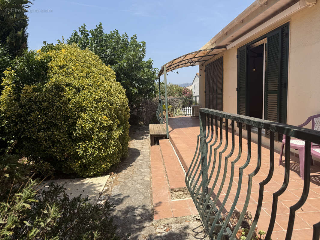 La Seyne sur mer, Quartier sud. Maison T5 de 91 m2 sur 600 m2 de terrain avec garage. - photo 16