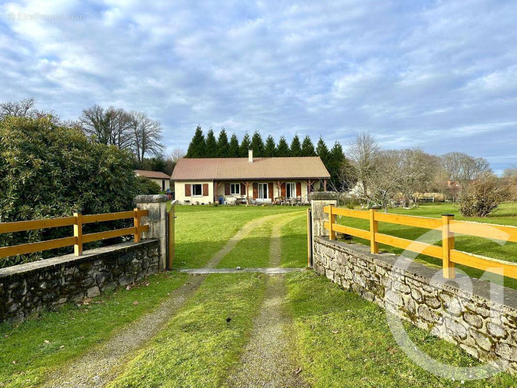 Maison à SAINT-LEGER-LA-MONTAGNE