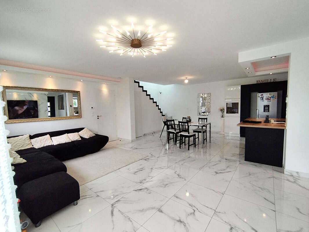 Maison à LA VILLE-AUX-DAMES