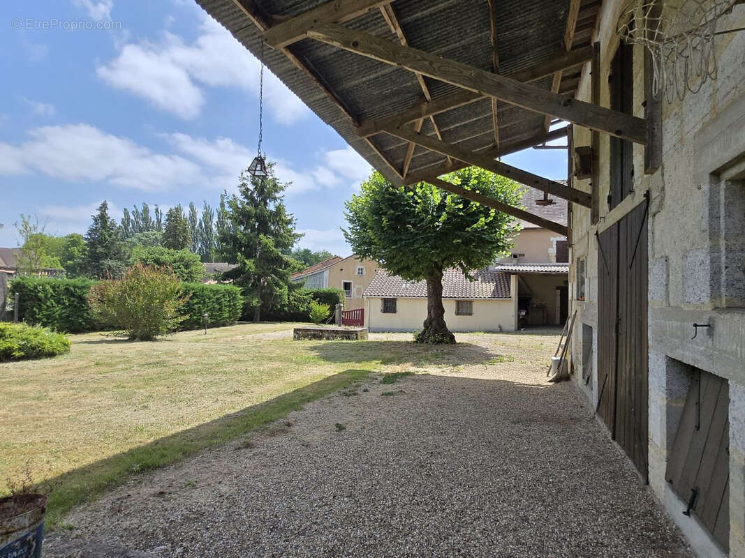 Maison de caractère avec dépendances et terrain - photo 16