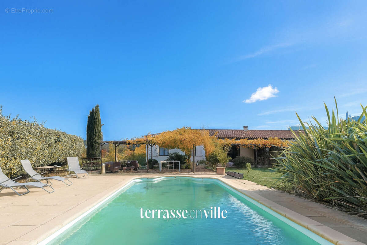 Maison à SIMIANE-COLLONGUE