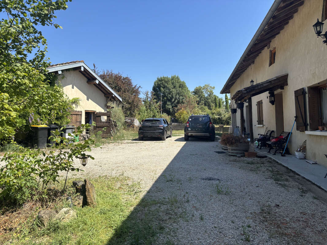 Jolie ferme dans un coin tranquille de confrançon - photo 2