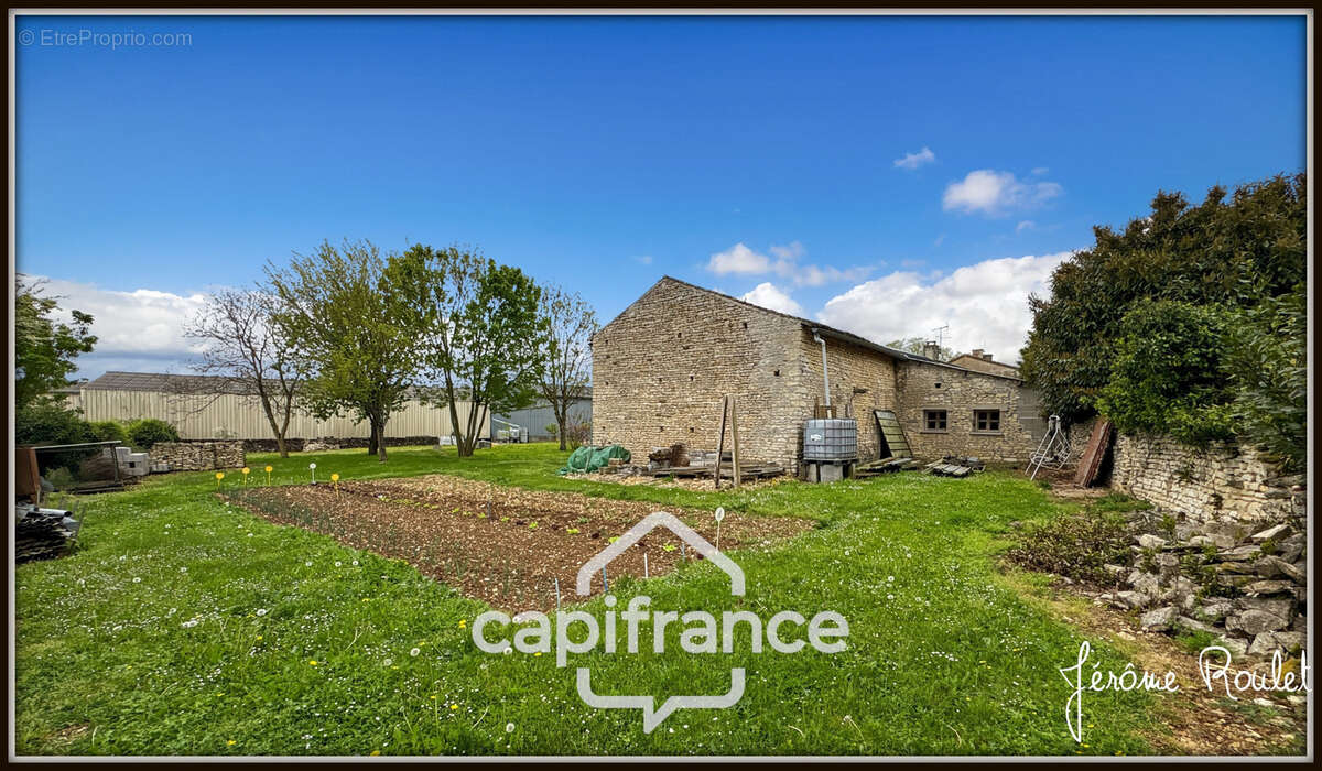 Maison en pierre à vendre 6 pièces 4 chambres + studio indépendant sur terrain 3 260 m² avec dépendances Champigny-En-Rochereau  - photo 25