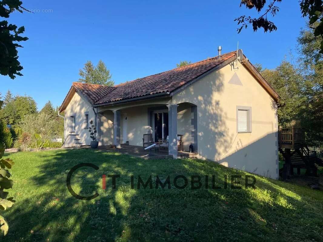 Maison à LA CHAPELLE-DE-LA-TOUR