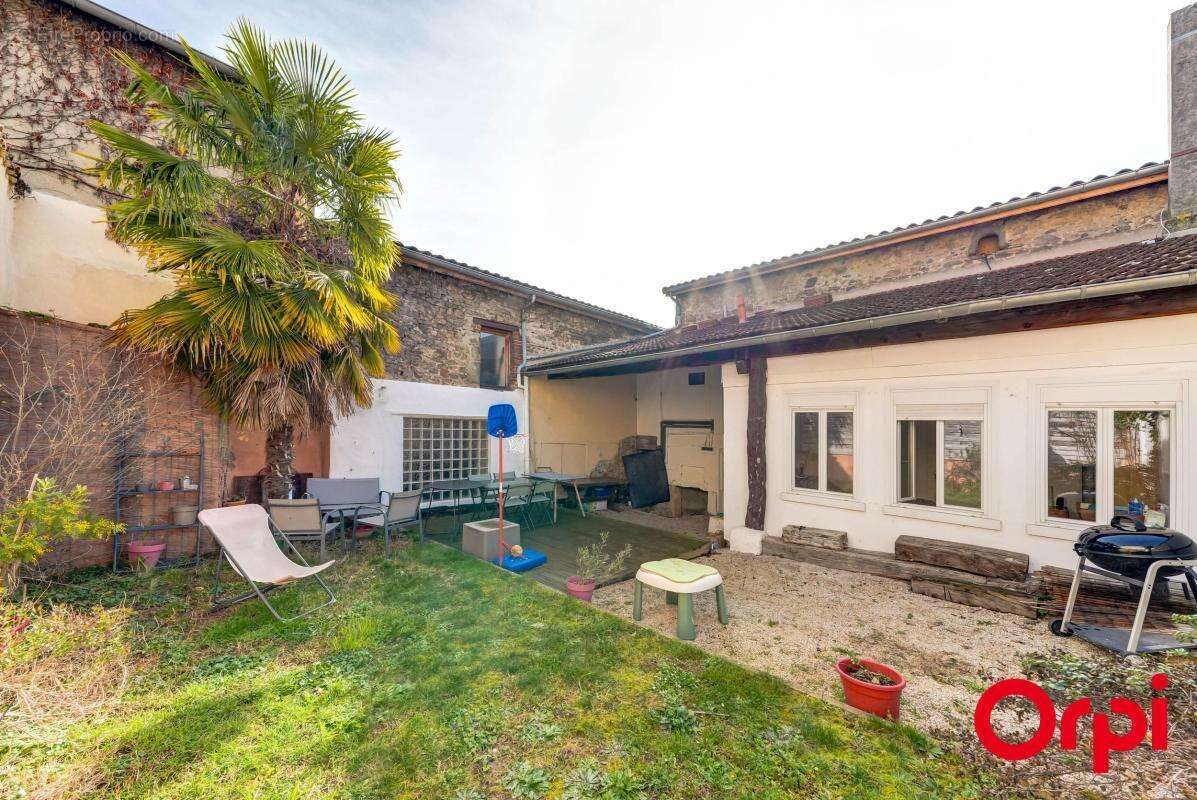 Maison à GREZIEU-LA-VARENNE