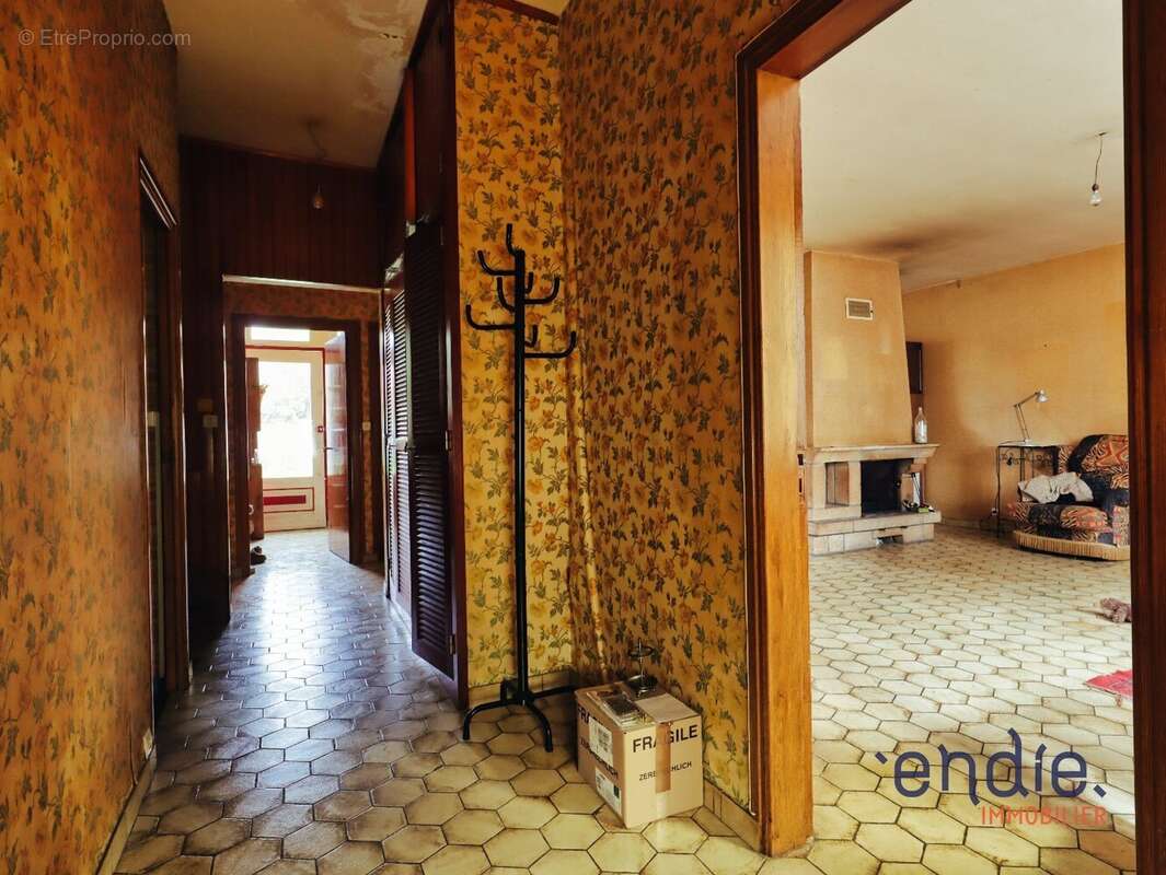 Maison familiale avec local commercial et appartement indépendant en centre bourg - photo 4