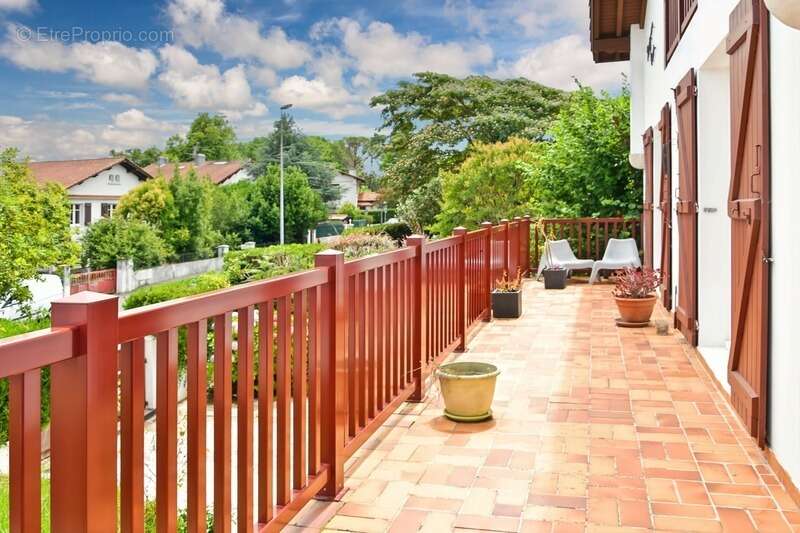 HENDAYE – Maison familiale avec 2 appartements indépendants – 224 m² – Garage 40 m² - photo 2