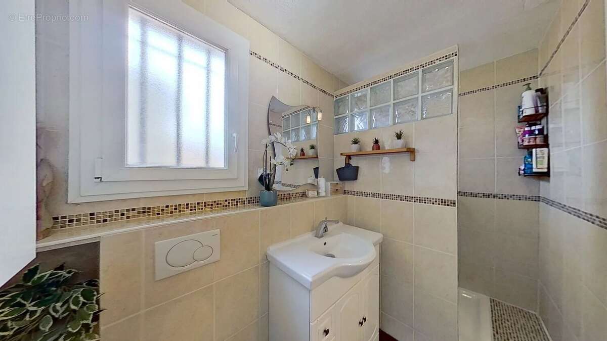 HYÈRES, PROCHE DE LA GARE – Maison avec 3 chambres, jardin, garage et stationnement - photo 10