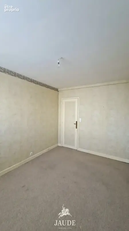 Issoire spacieux appartement t4 de 101 m2 à rafraîchir avec balcon,cave et vue sur l’abbatiale - photo 11