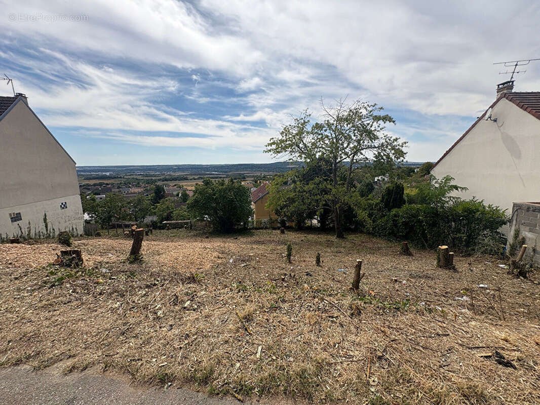 Terrain constructible de 932 m² à Chanteloup-les-Vignes - photo 4