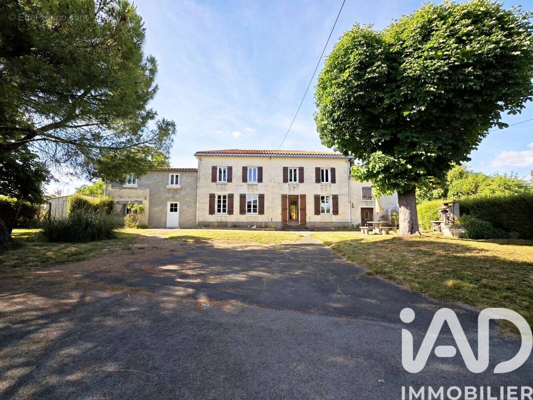 Photo 1 - Maison à SAINT-PIERRE-DE-JUILLERS