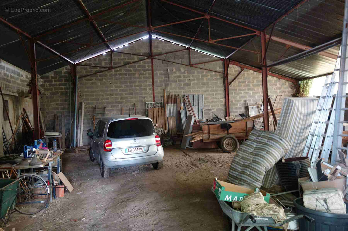 Maison en pierre à rénover avec dépendances et grand terrain de 5200m2 - photo 7