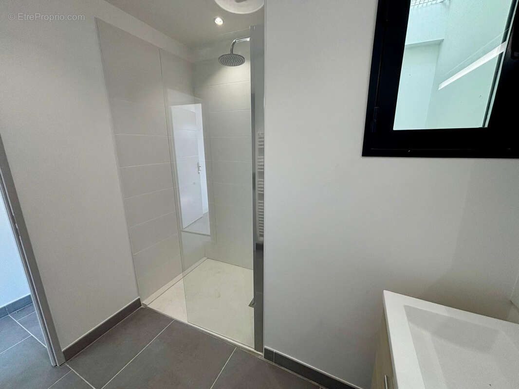 Appartement à SAINTE-CECILE-LES-VIGNES