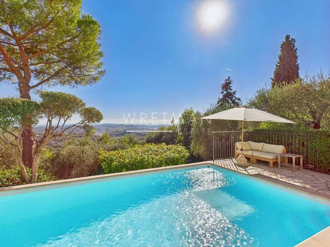 Maison à CHATEAUNEUF-GRASSE