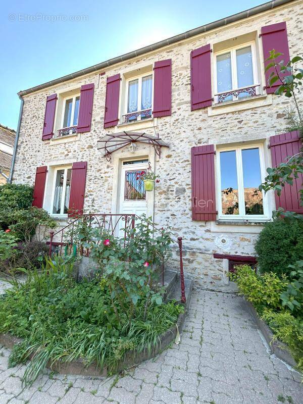 Maison à BOMBON