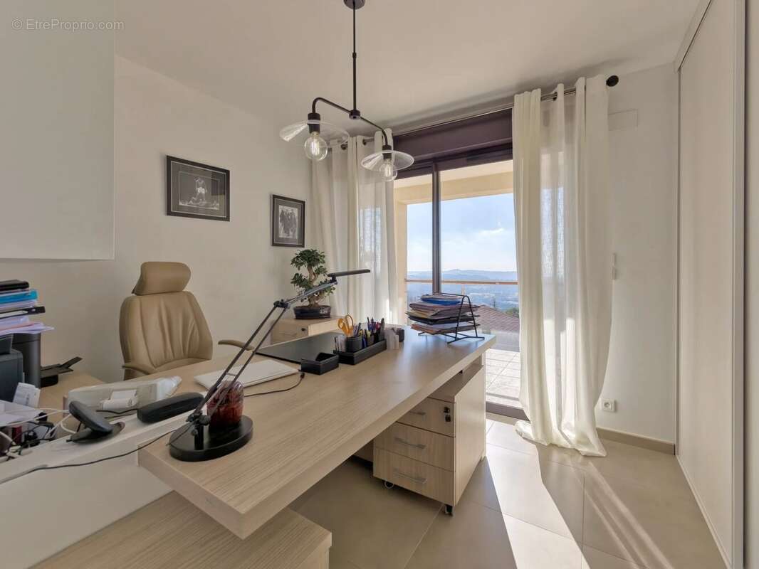 Maison à CHATEAUNEUF-GRASSE