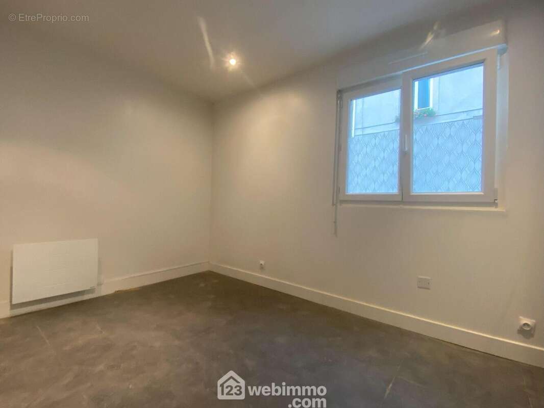 Une chambre spacieuse de 11 m², lumineuse et agréable. - Appartement à REIMS