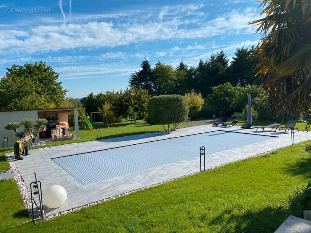 Belles prestations : Maison 5 chambres, garage, piscine, jardin paysagé - photo 14