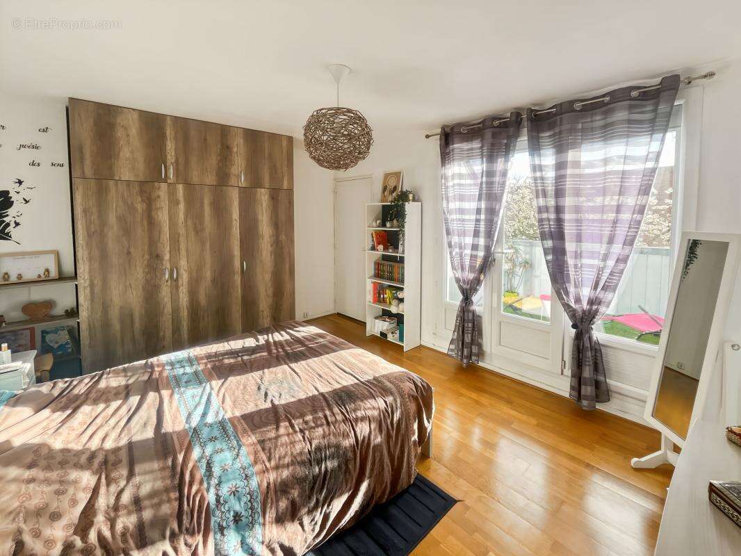  Maison 4 chambres à vendre, idéalement située proche commerces, écoles et commodités, belle pièce de vie lumineuse, terrain clo - photo 6