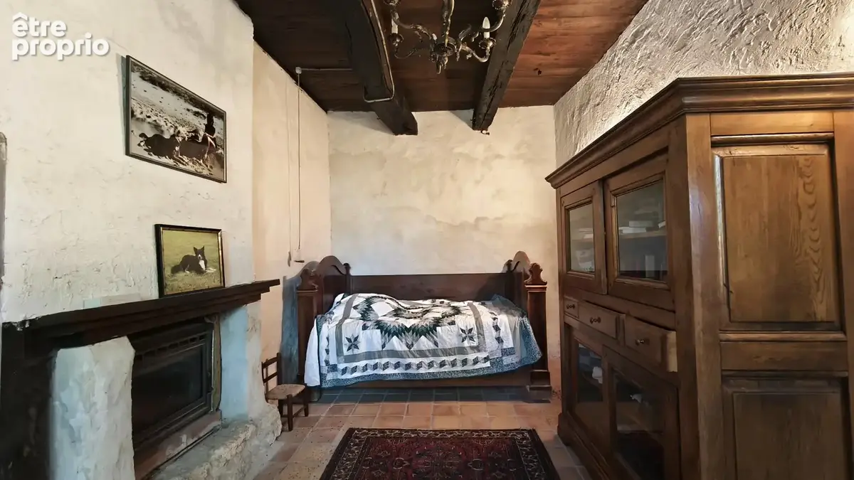 Beau potentiel pour cette propriété en pierre à rénover avec une maison, une grange et un terrain 7802 m2 avec - photo 13
