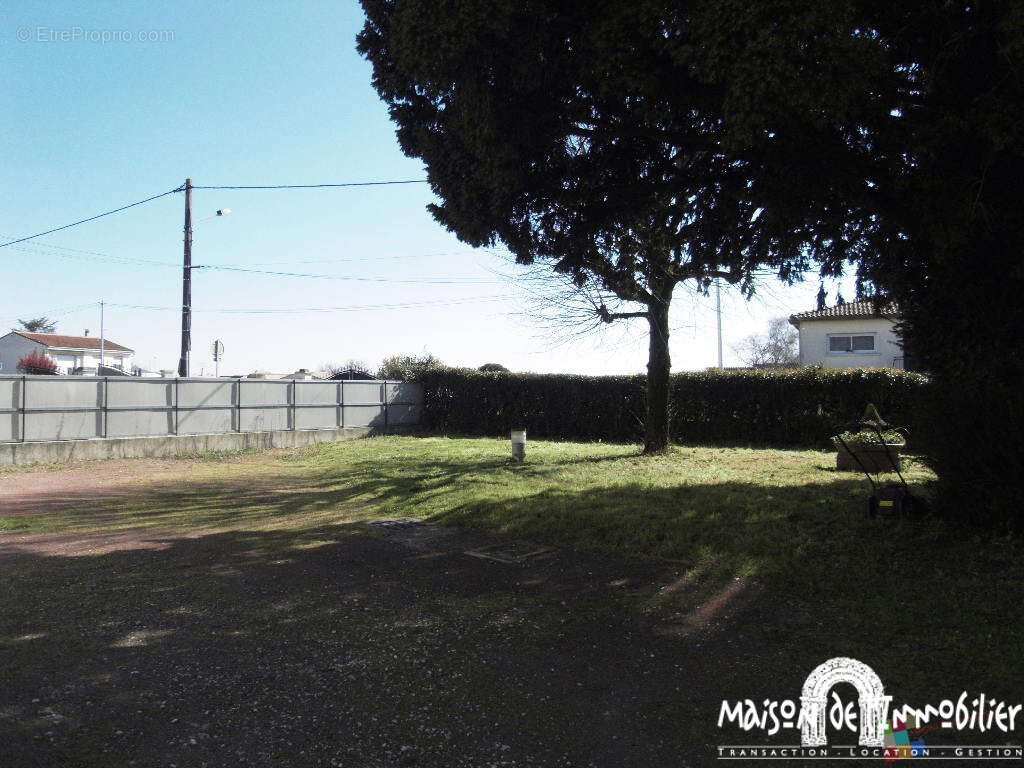 A vendre à CHATEAUBERNARD - Spacieuse Charentaise de 4 pièces - 154m2 - Jardin clos - photo 2