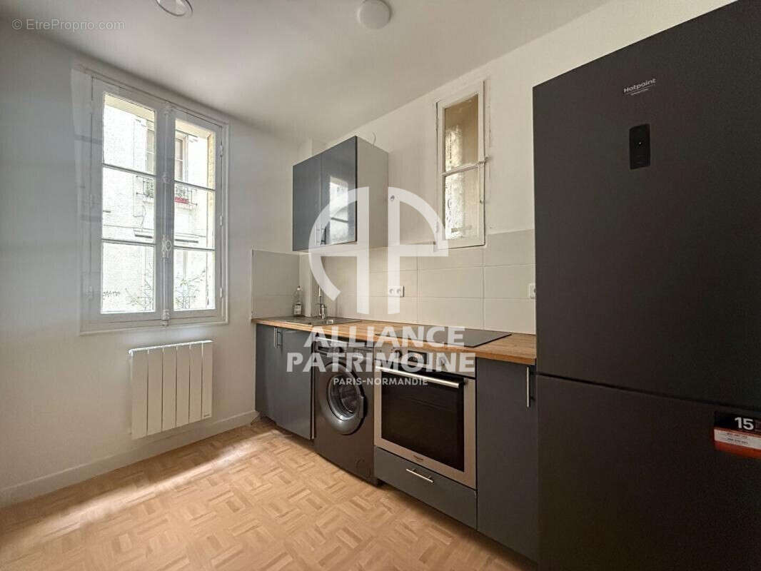 Cuisine aménagée équipée  - Appartement à PARIS-15E