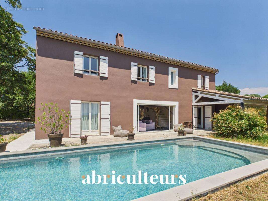 Spacieuse villa avec piscine et terrain d’environ 1 500 m² , dépendance et vue dégagée en vente à Callian (83440) - photo 3