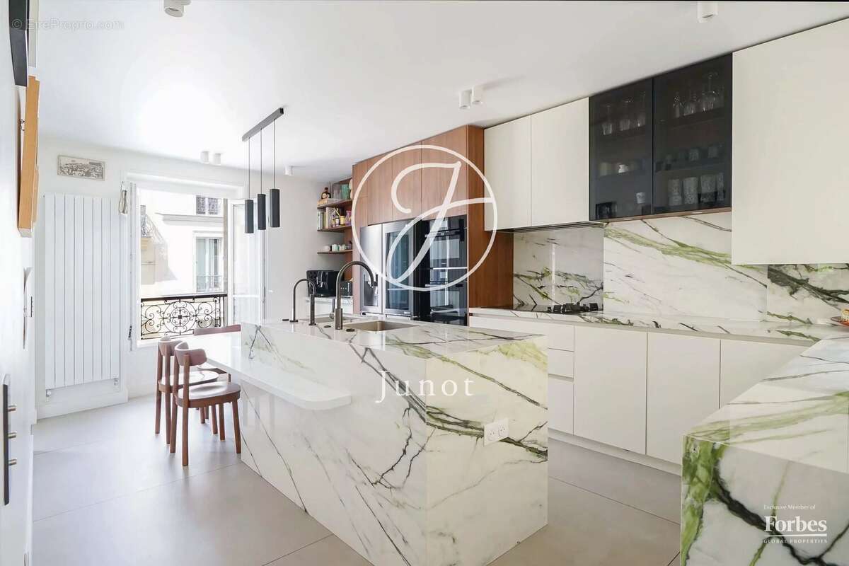 Paris 5e - PLACE MONGE - Duplex - 5 pièces - 138,18m² Carrez - 141,76m² au sol - 3 chambres - Vues dégagées - Rénové - photo 5