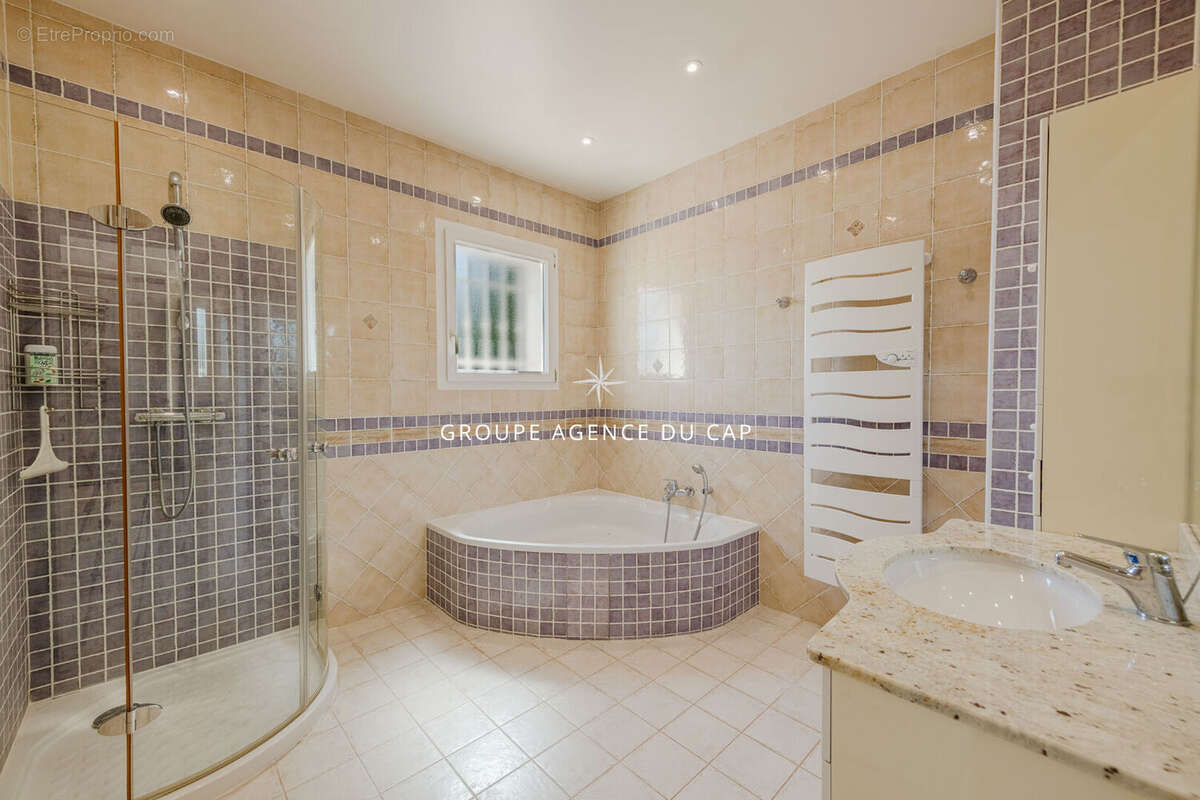 Vue degagee tres belle villa lumineuse de 7 pieces 5 chambres piscine deux garages proche golfs - photo 16