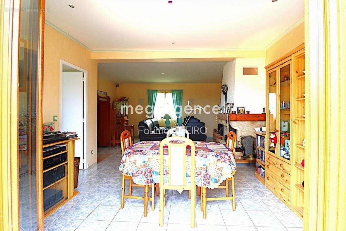 Maison familiale 120 m², terrain paysagé avec terrasse de 1 564 m² - photo 5