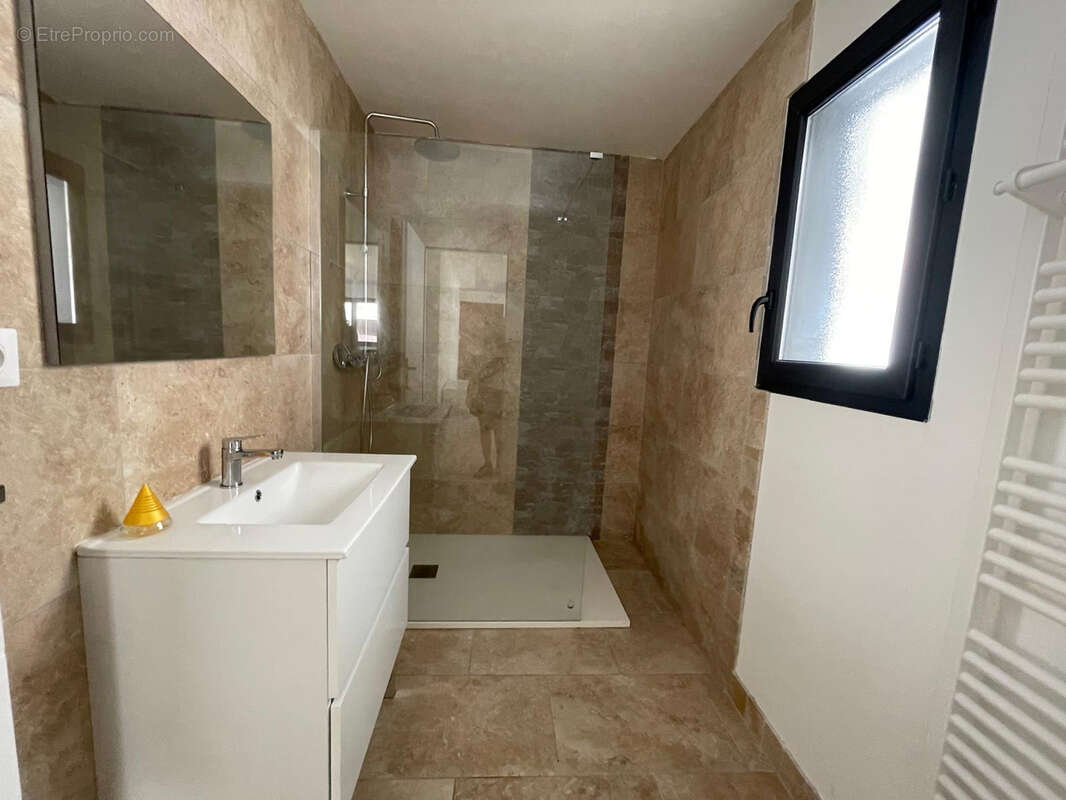 Appartement à COLLOBRIERES