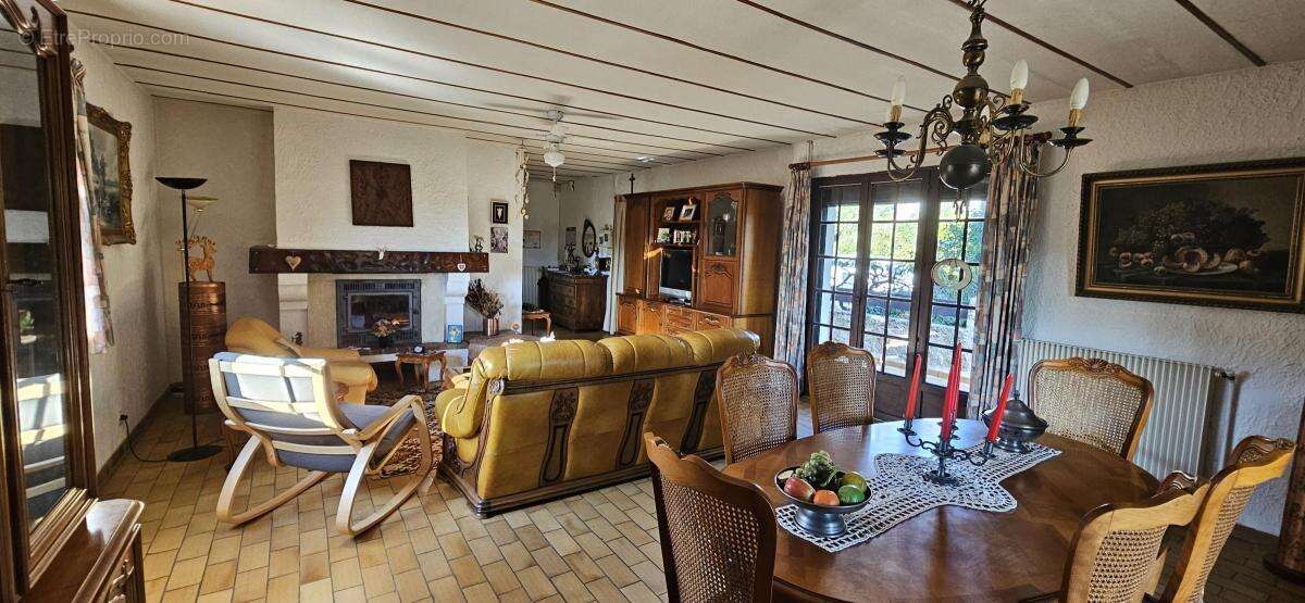 Maison à SAINT-CLEMENT-DE-RIVIERE