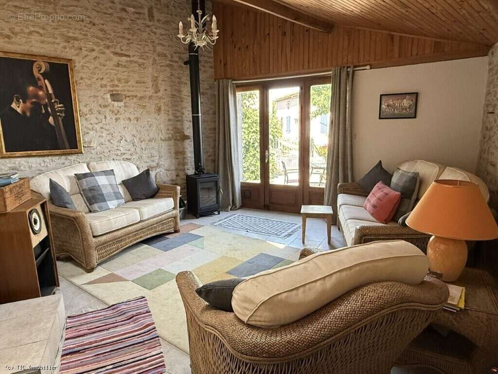 Maison à NANTEUIL-EN-VALLEE