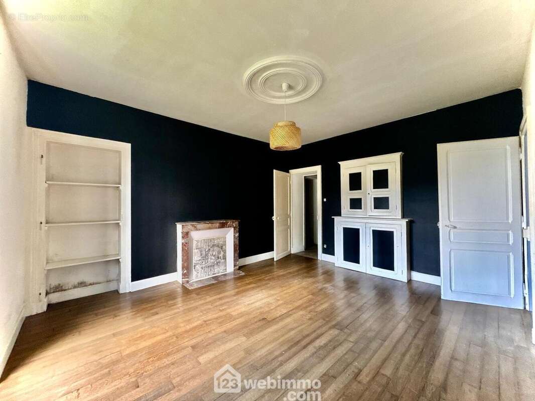 RDC: 1ère grande chambre de 17m² - Appartement à BRAS-SUR-MEUSE