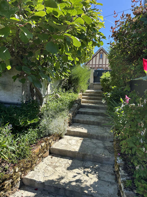 Maison à VAUX-LE-PENIL