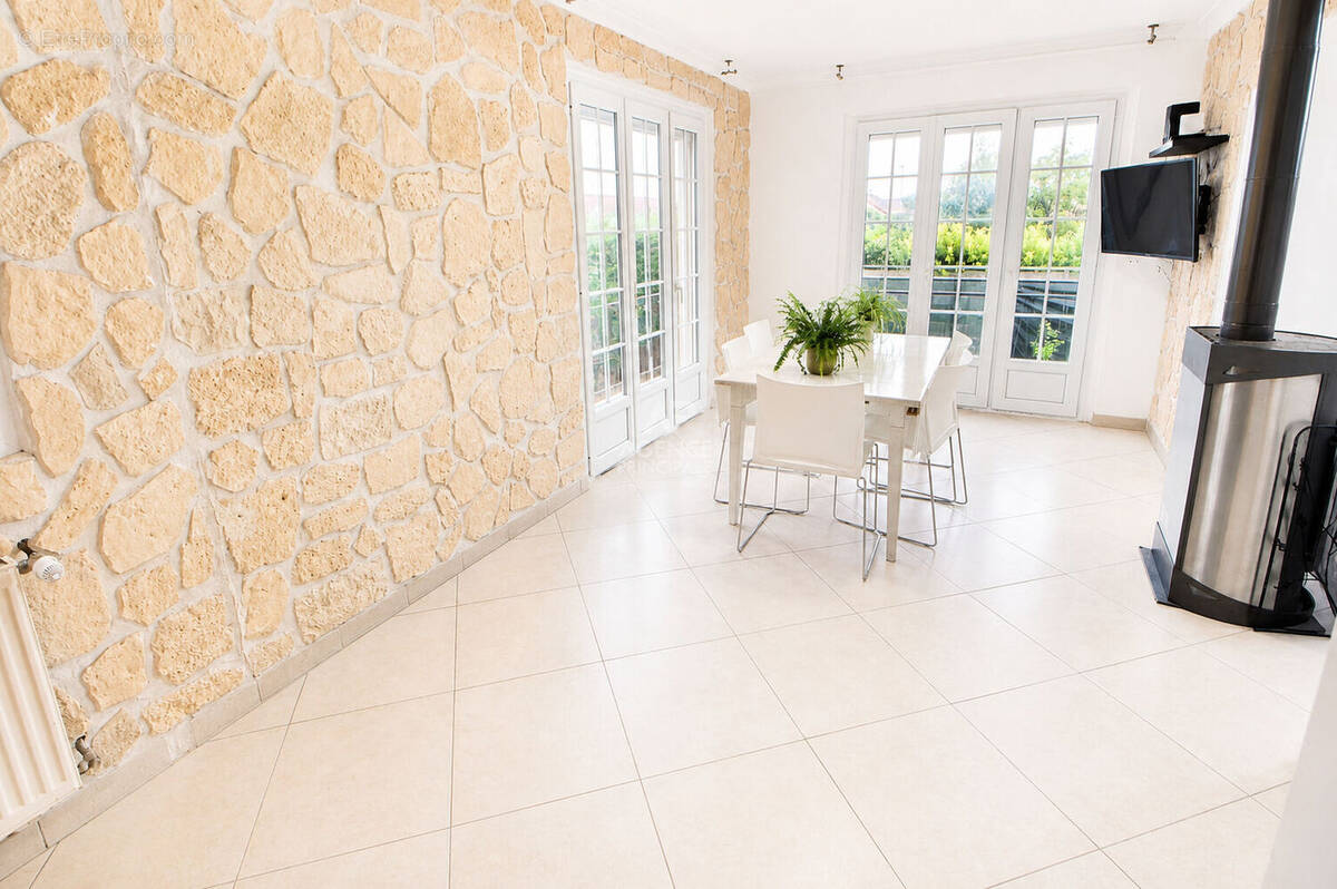 Maison à CHANTELOUP-LES-VIGNES