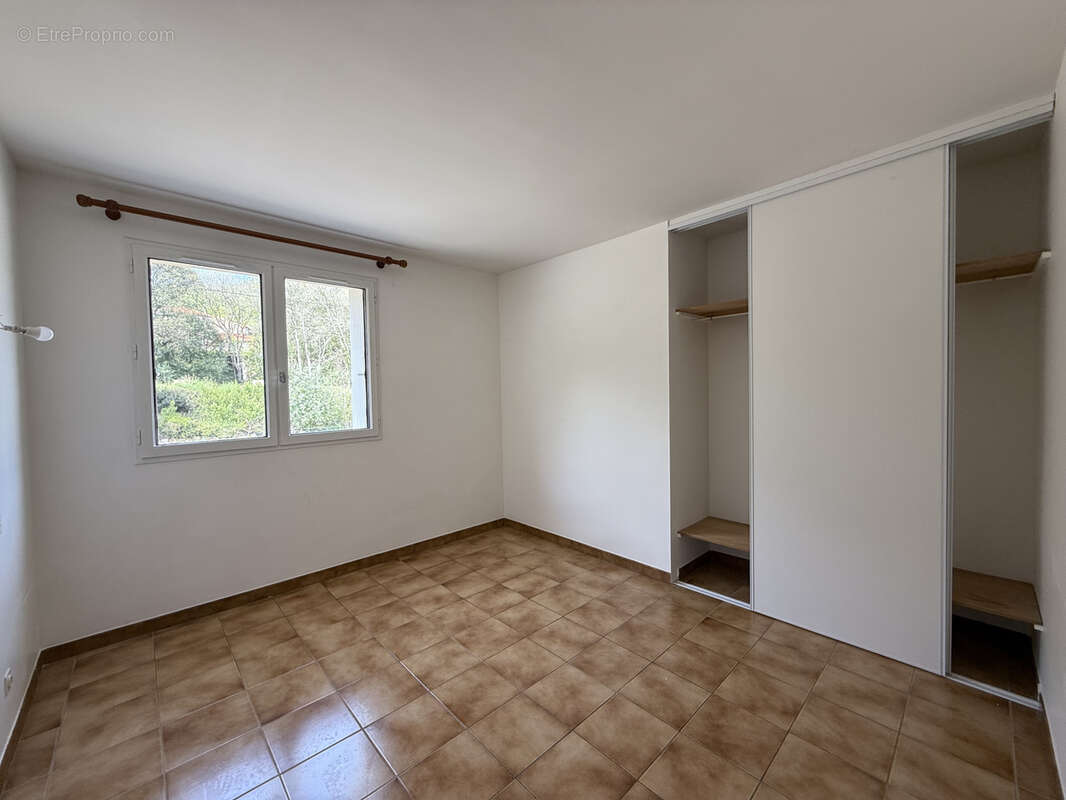 Appartement à REYNES