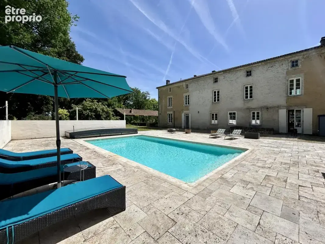 Château du XVIIIe siècle restauré avec soin, avec piscine ch - photo 3