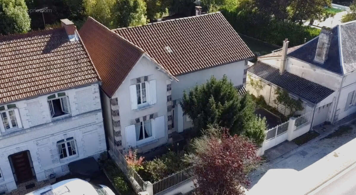 Maison à BARBEZIEUX-SAINT-HILAIRE