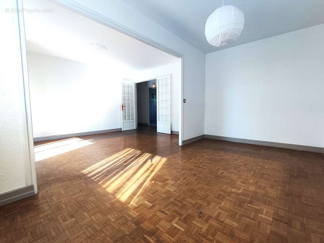 Appartement à VILLETANEUSE