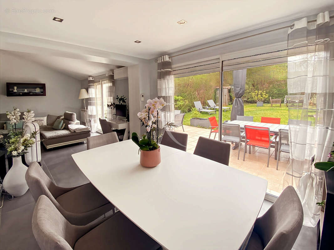 Maison à JOUY-LE-MOUTIER