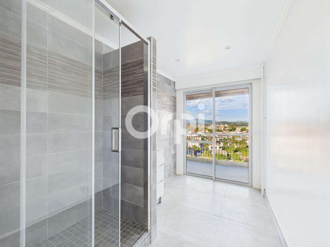 Cannes marina - renove - etage eleve - t4 traversant - orientation sud ouest nord - photo 15