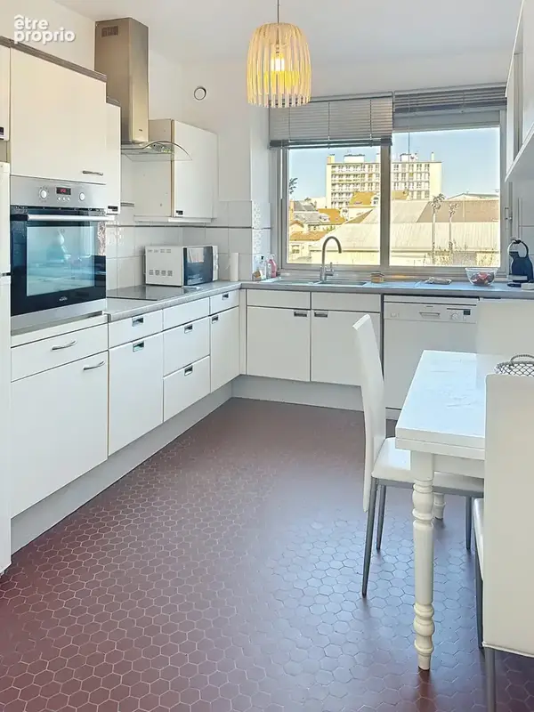 Appartement traversant de 137 m2 ascenseur, balcon terrasse, cave et box - photo 5